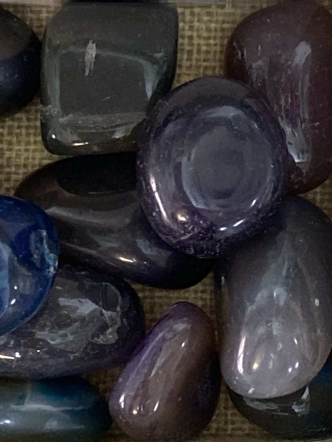 Agate teintee pierre roulee