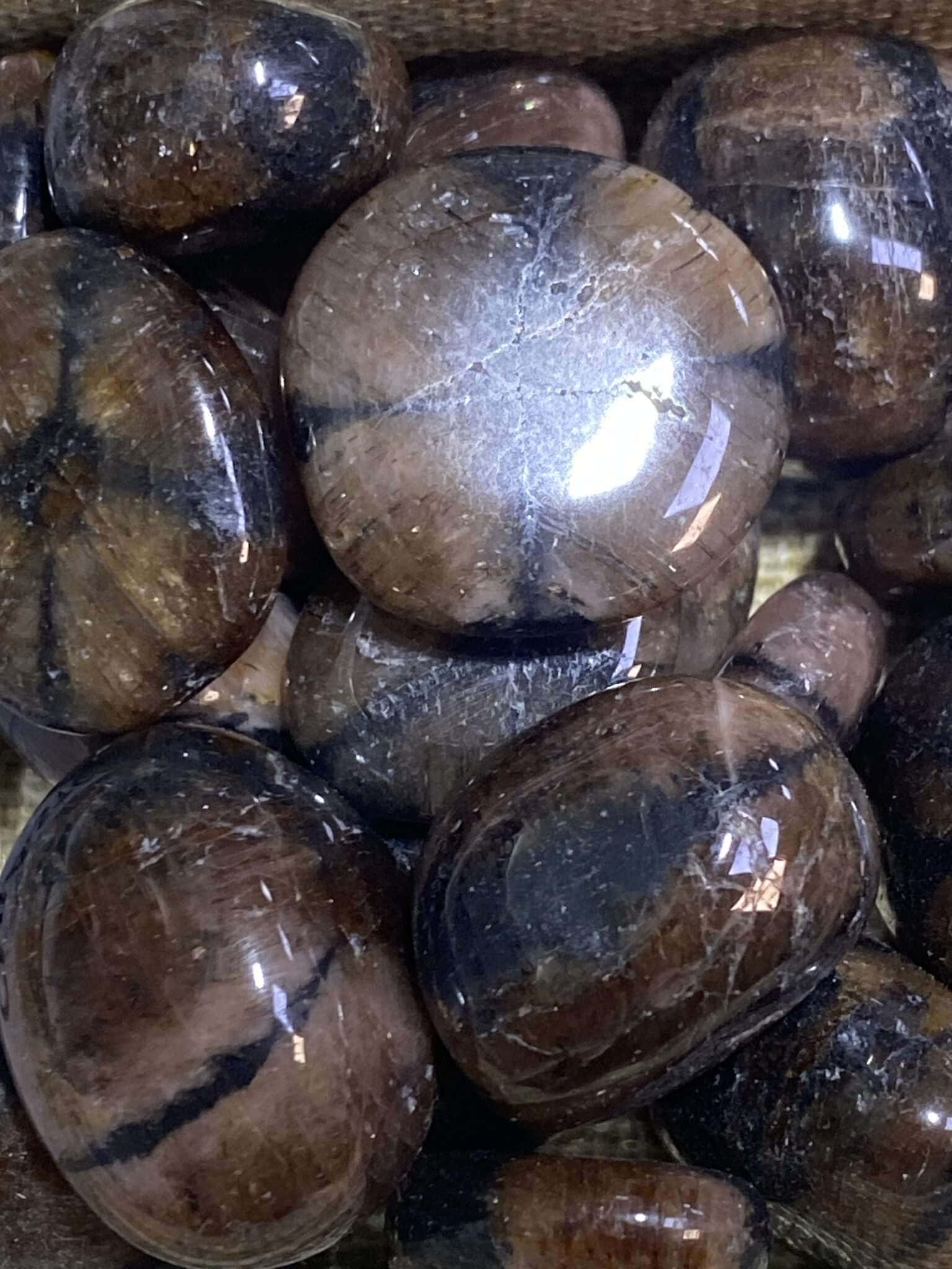 Pierres Chiastolite brutes, utilisant des cristaux naturels de la région Hauts de France.