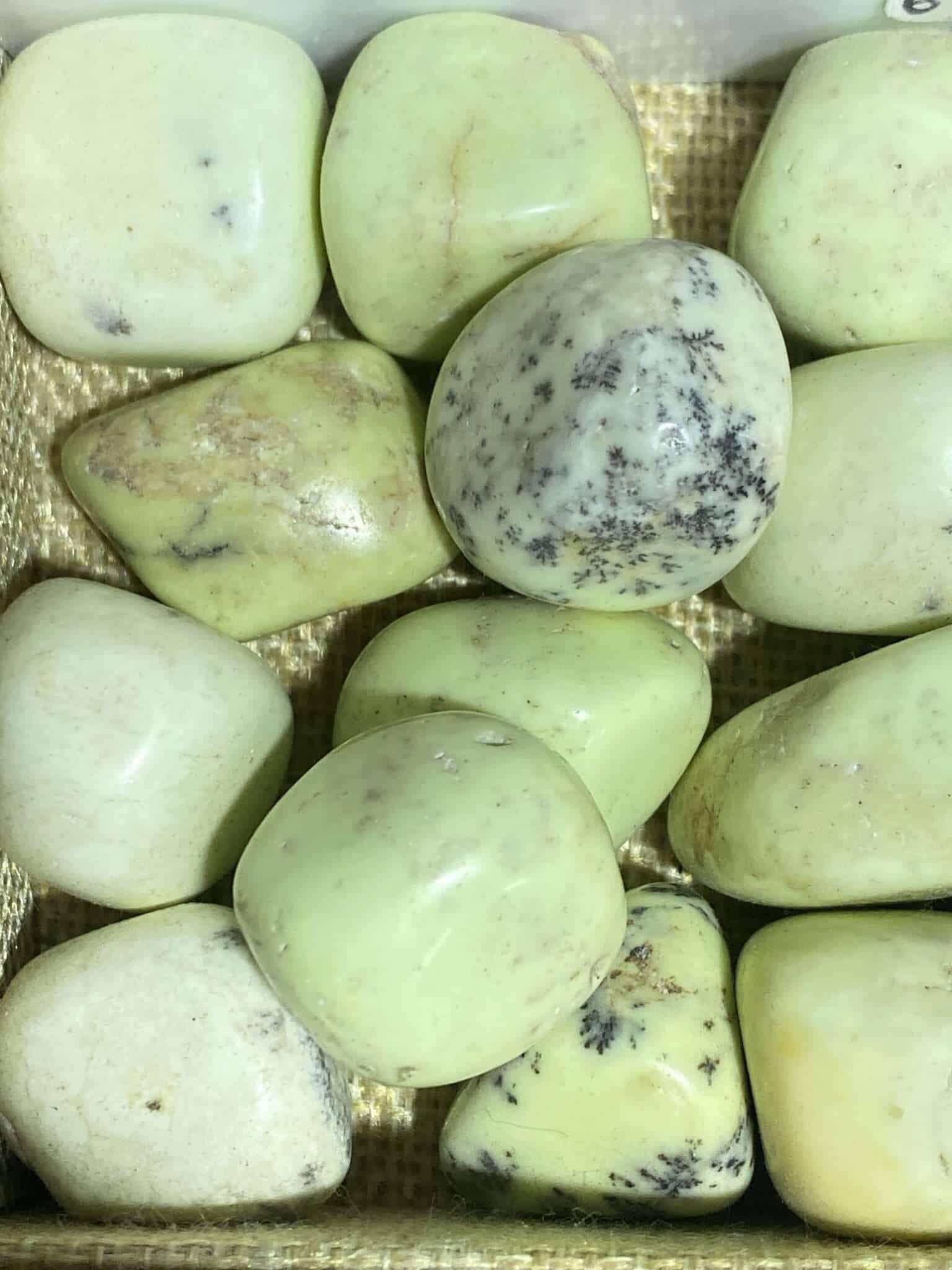 Pierre chrysoprase citron naturelle, pierre de décoration et bien-être en Hauts-de-France.