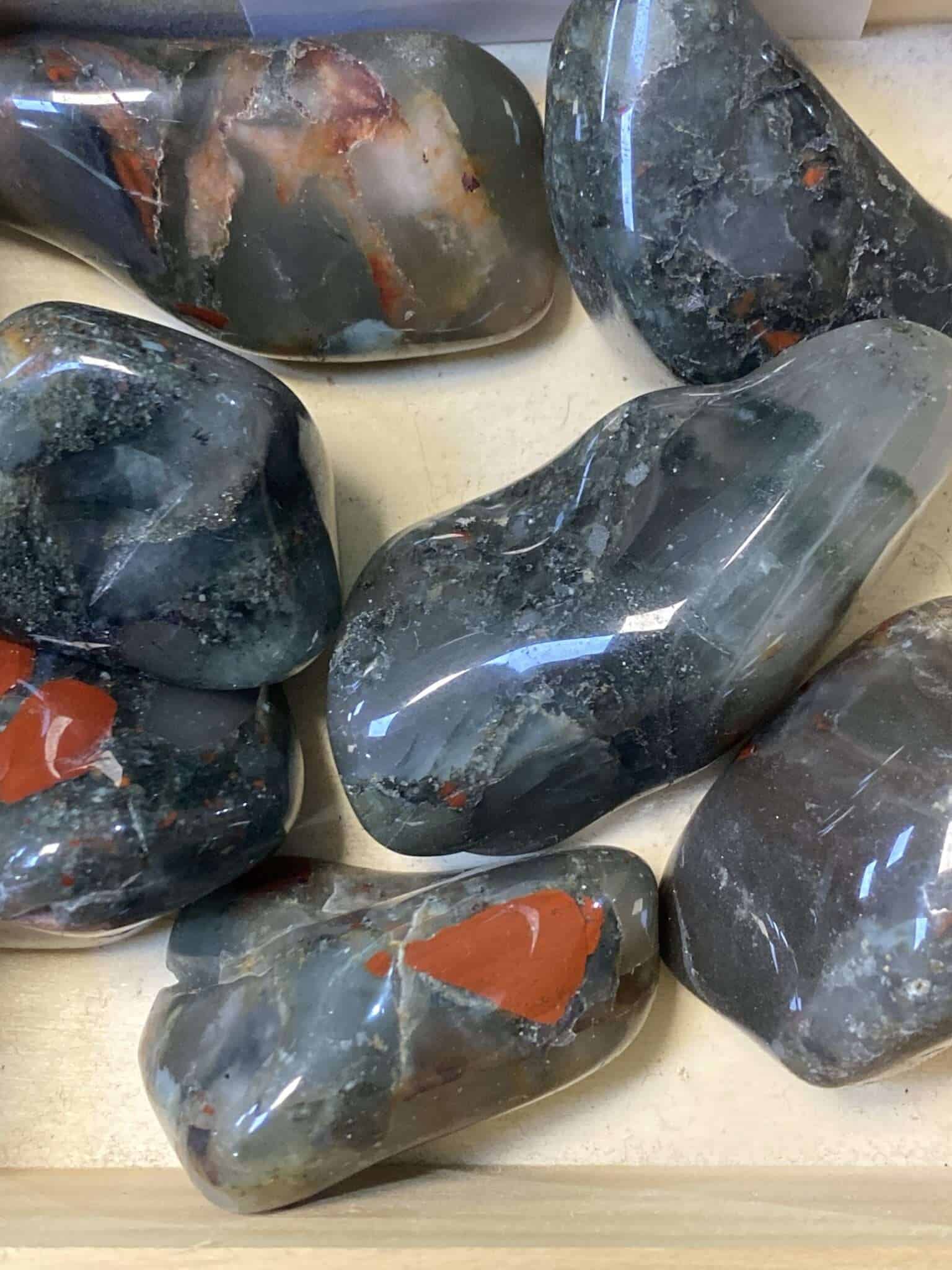 Jaspe sanguin naturel, pierre aux motifs rouges et gris pour la lithothérapie et la décoration.