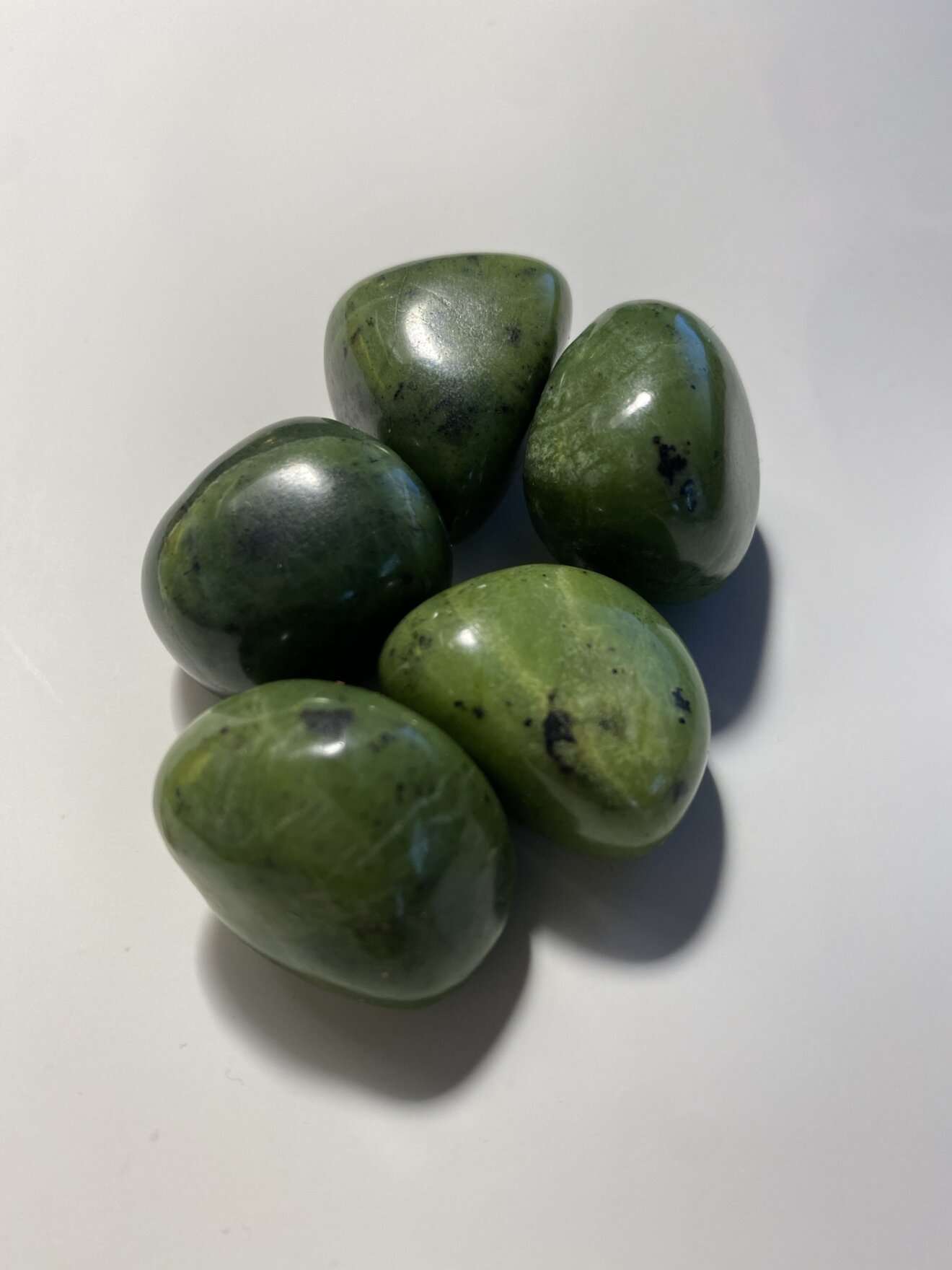 Pierres de jade vertes naturelles, pierres précieuses de la région Hauts-de-France.