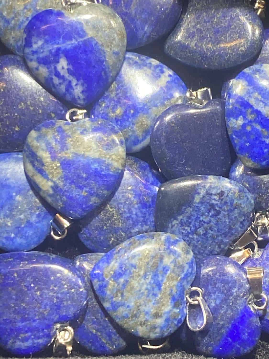Pierres de lapis lazuli, pierre précieuse bleue des Hauts-de-France.
