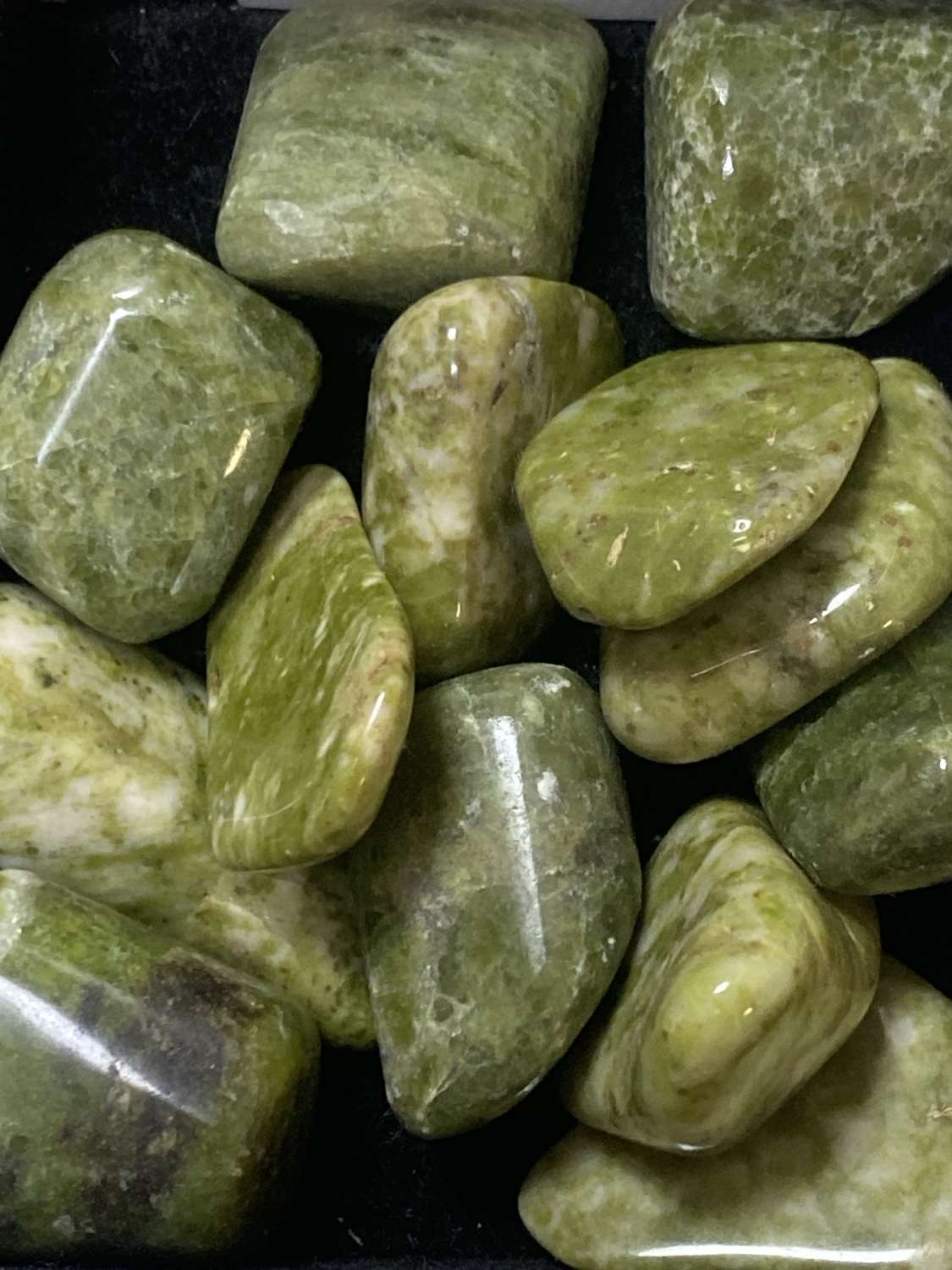 La vesuvianite, également connue sous le nom de “idocrase”, est une pierre semi-précieuse qui se présente souvent sous forme de pierres roulées. Elle est appréciée pour sa couleur vert vif, mais peut également se trouver dans des teintes allant du jaune au brun. La vesuvianite est réputée pour ses propriétés énergétiques, favorisant l’harmonie et la sérénité. Elle est souvent utilisée en lithothérapie pour stimuler la créativité et renforcer la confiance en soi. En tant que pierre roulée, elle est lisse au toucher et peut être utilisée dans des bijoux, des méditations ou simplement comme objet de décoration.