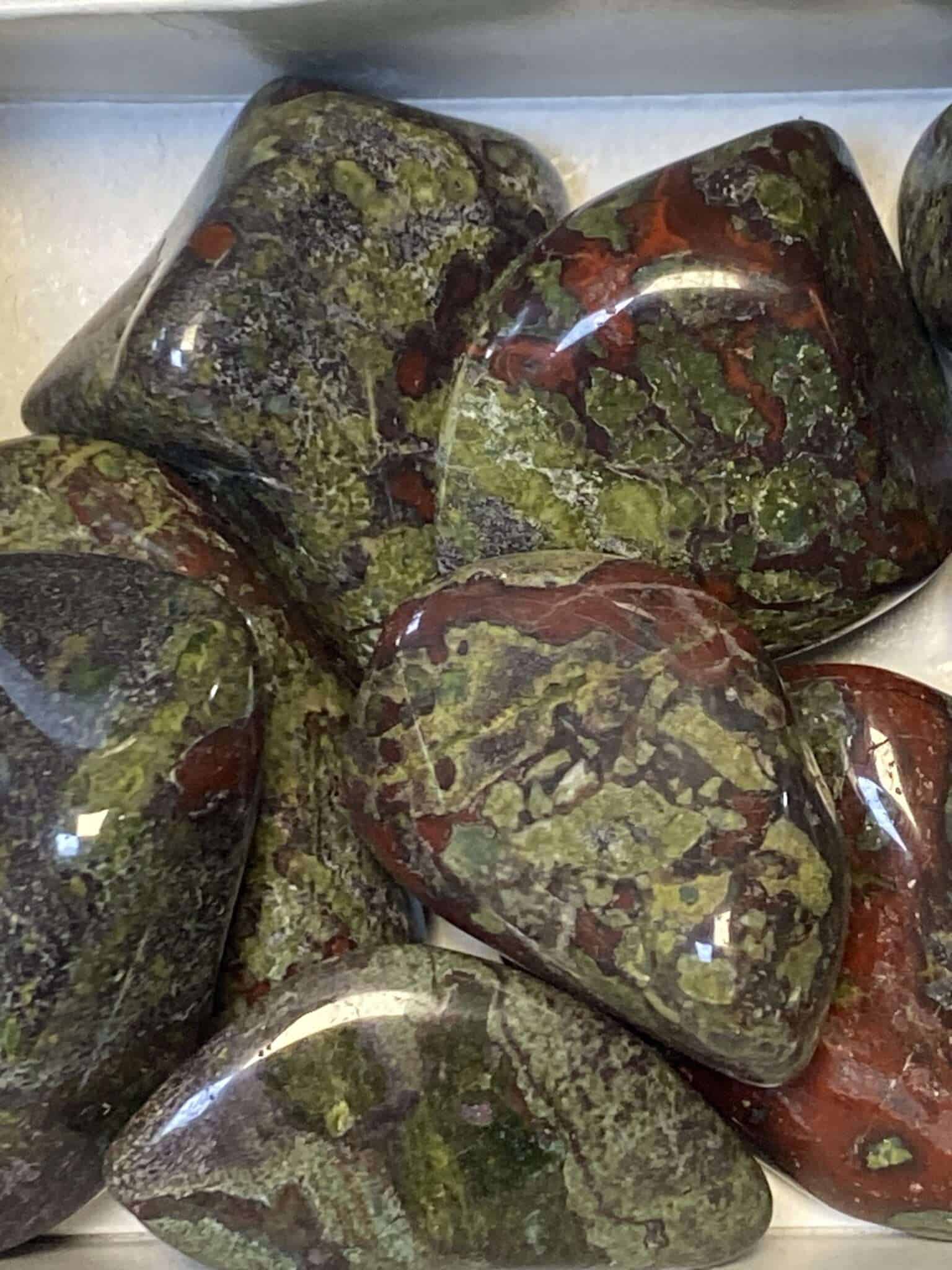 Pierre naturelle Sang de Dragon, pierre précieuse verte aux nuances rouges.