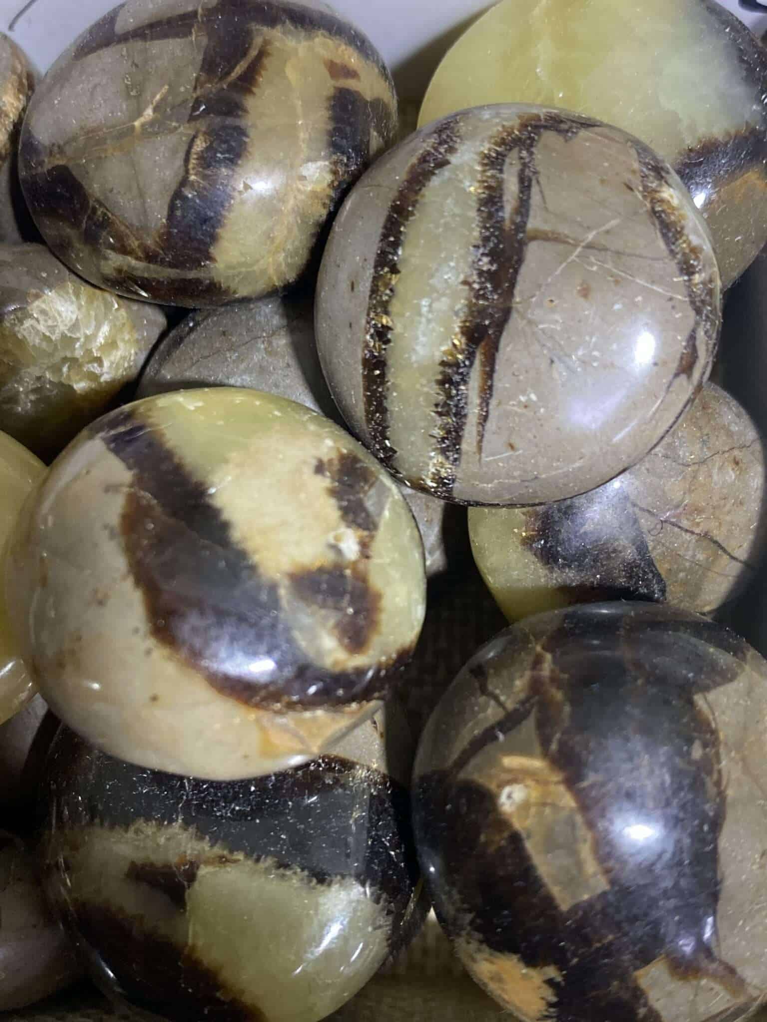 Pierres de Septaria naturelles aux motifs marbrés et translucides.