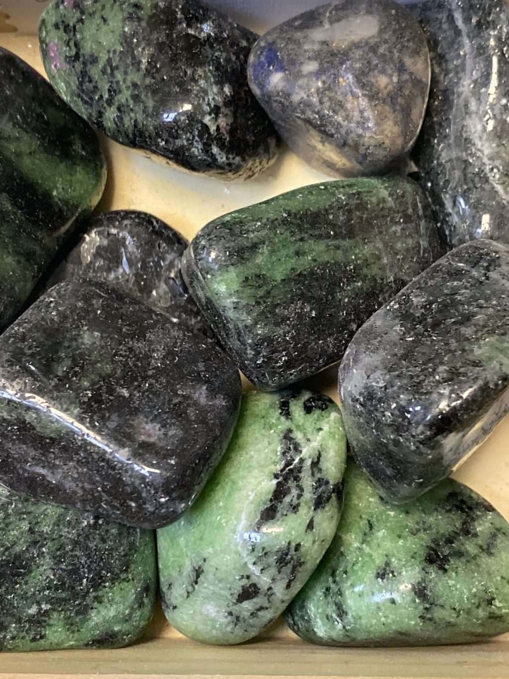 Zoisite a rubis pierre roulee