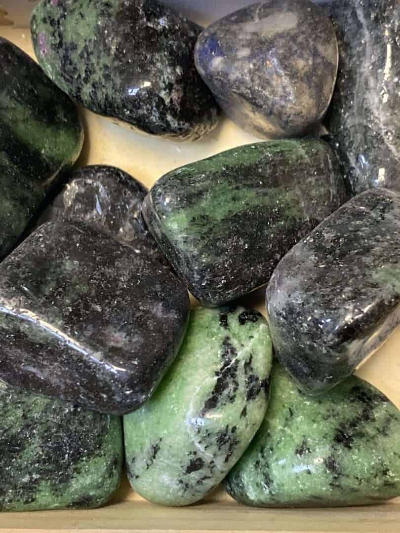 Zoisite a rubis pierre roulee